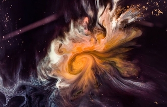 近接連星「や座V星」に異変。新星爆発が数年以内に、超新星爆発も近い将来やってくる