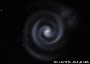 ニュージーランドの夜空に現れた渦巻き状の青白い光、その正体は？