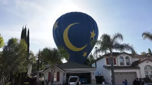 民家の裏庭に熱気球が不時着！狭い空間に奇跡の着地