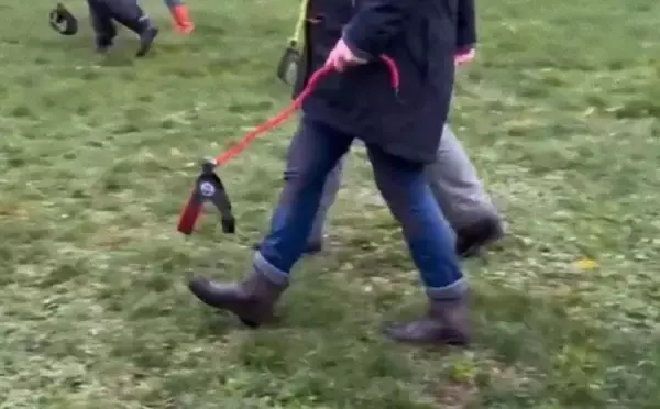 目には見えない架空の犬を訓練するドイツの人々の映像が話題に。その実態は？