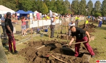 墓掘り人の技術を競う、世界墓掘りコンテストがハンガリーで今年も開催