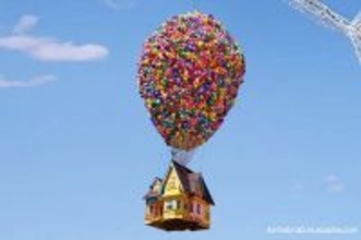 「カールじいさんの空飛ぶ家」を再現した家に宿泊できる！映画の世界観に浸れるAirbnbの新サービス
