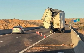 じゃがいもの受難。アメリカのトレーラー衝突事故で34トンが高速道路に散乱