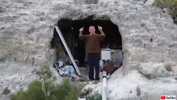 大地震で家が倒壊、そのトラウマから2年間洞窟暮らしを続けているトルコの男性