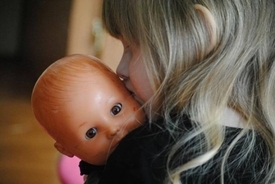 ウクライナから避難した少女、泣く泣く置いてきた人形と同じものを見つけ大喜び