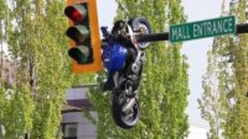 どうしてこうなった？車と衝突したバイクが信号機のポールに吊り下った状態に