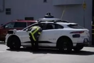 ようやく。カリフォルニアで自動運転車の交通違反が警察の取り締まり対象になる