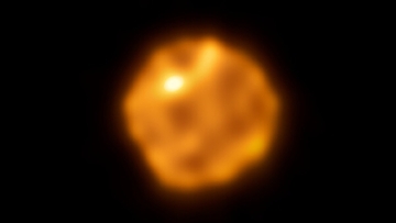 死にゆく恒星ベテルギウスの表面に、7年以上消えない超高温領域を発見