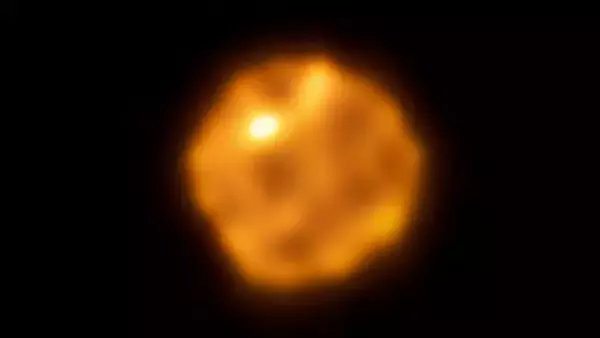 死にゆく恒星ベテルギウスの表面に、7年以上消えない超高温領域を発見