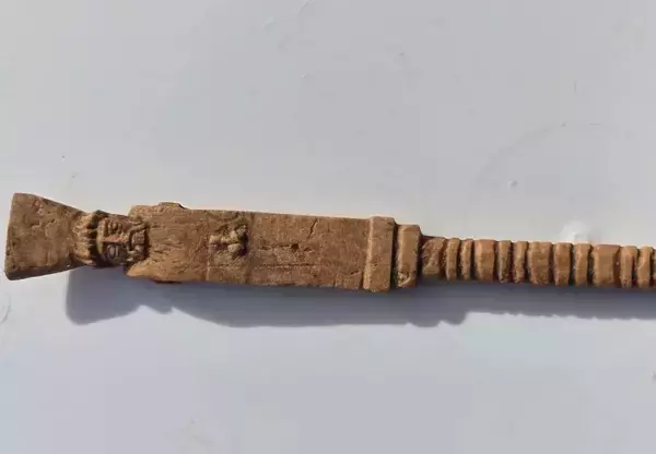 古代ギリシャの筆記具に刻まれた「立派なイチモツ」は魔除けとして使用されていた