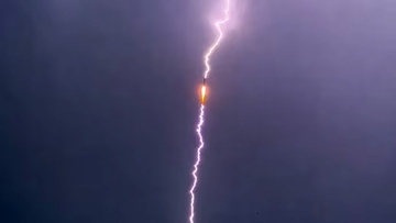 中国のロケット、打ち上げ数十秒後に雷が直撃するもミッションを継続