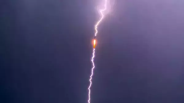 中国のロケット、打ち上げ数十秒後に雷が直撃するもミッションを継続