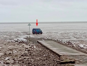 Amazonの配達員がナビに従った結果、配送車を水没させてしまう（イギリス）