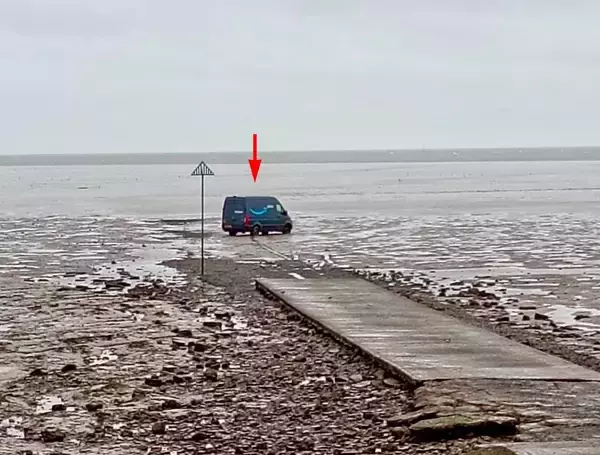 Amazonの配達員がナビに従った結果、配送車を水没させてしまう（イギリス）