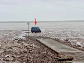 Amazonの配達員がナビに従った結果、配送車を水没させてしまう（イギリス）