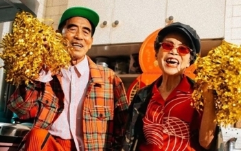 客が取りに来ない服を着て「はいチーズ！」クリーニング店の老夫婦のツーショットが話題に