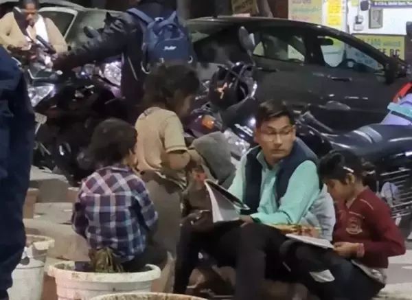 やさしい世界。インドの路上でホームレスの子供たちに無償で勉強を教える学校教師