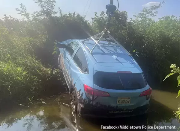 Googleストリートビューの車が爆走、パトカーとカーチェイスの末、川に転落