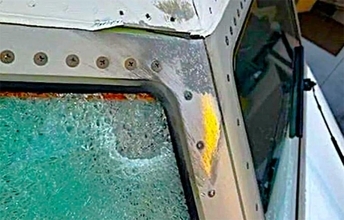 高度約1万mを飛行中の旅客機が謎の物体と衝突しフロントガラスが割れ緊急着陸