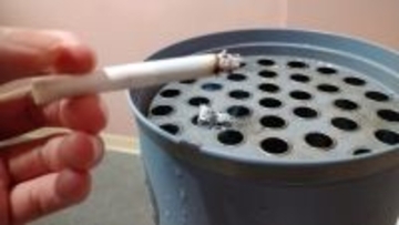 喫煙すると公開処刑？タバコを吸うとドアが透明になるトイレ（中国）