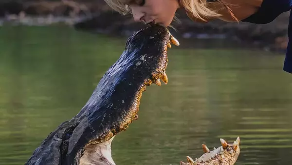 大学の卒業写真はワニとキス。幼いころから野生動物保護活動を行っていた女性が記念撮影