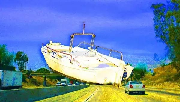 高速道路でボートが暴走！牽引車から外れ中央分離帯を越え対向車線に