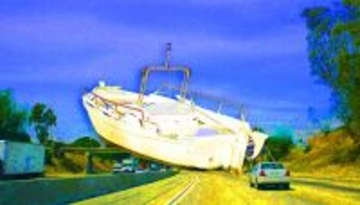 高速道路でボートが暴走！牽引車から外れ中央分離帯を越え対向車線に