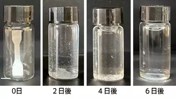 指令に応じて自己破壊する生きたプラスチックが登場、マイクロプラスチックを出さず完全分解