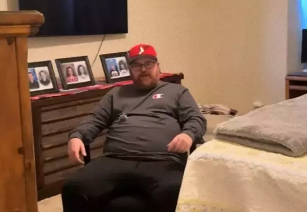 49歳のアメリカ人が1年間の引きこもりライブ配信を開始