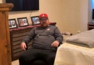 49歳のアメリカ人が1年間の引きこもりライブ配信を開始