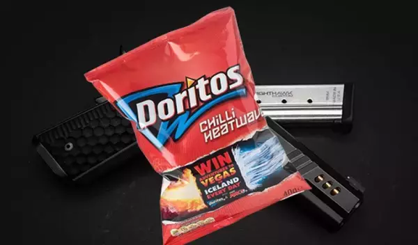 AIが誤認。お菓子の袋と銃を間違え無実の10代少年が警察に拘束される