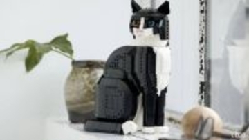 ほぼ等身大！LEGOから黒白ハチワレ猫の組み立てセットが登場！目の色も2種