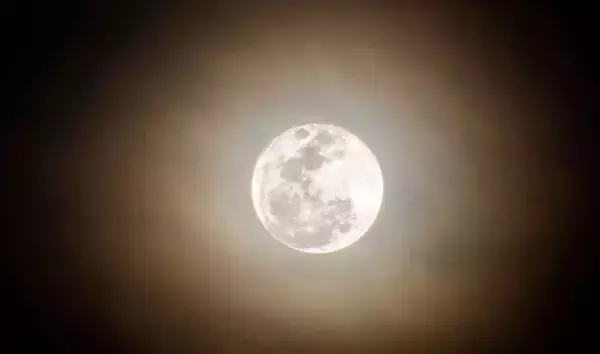 月に現れる一時的な謎の光の正体は？