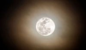 月に現れる一時的な謎の光の正体は？