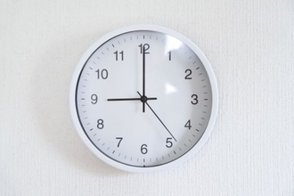 アナログ時計が読めない生徒たち。ニューヨーク市のスマホ持込禁止で顕在化