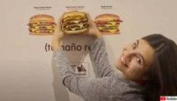 バーガーキングが大きさを強調するため、あえて実物大のハンバーガーの看板を設置