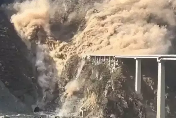 完成から10カ月後、地滑りによる衝撃的な崩壊が起きた中国の紅旗大橋