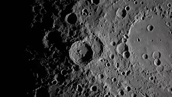 月に水は存在するのか？最新研究で最も可能性の高い場所が絞り込まれる