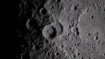 月に水は存在するのか？最新研究で最も可能性の高い場所が絞り込まれる