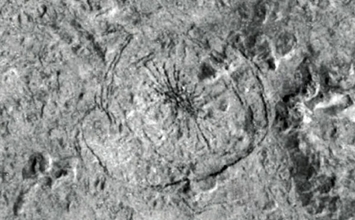 木星衛星エウロパのクモ状の地形。地下から噴出した塩水の痕跡である可能性