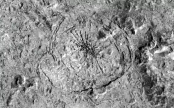 木星衛星エウロパのクモ状の地形。地下から噴出した塩水の痕跡である可能性