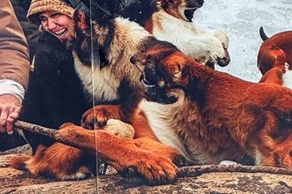 イギリスに設置された、AI生成の巨大看板広告が地獄絵図。クトゥルフ降臨と話題に