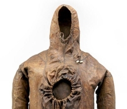 グリーンランドのイヌイット族が発明したアザラシの皮で作ったドライスーツは耐水性抜群