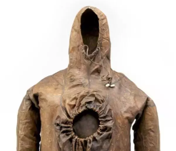 グリーンランドのイヌイット族が発明したアザラシの皮で作ったドライスーツは耐水性抜群