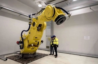 高さ4mのロボット「ゴジラ」が世界最大の核融合炉の建設に挑む