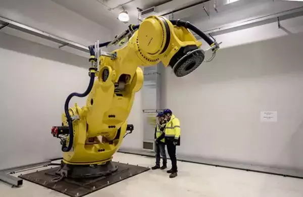 高さ4mのロボット「ゴジラ」が世界最大の核融合炉の建設に挑む