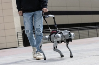 飼い主と会話ができる盲導犬ロボットが登場