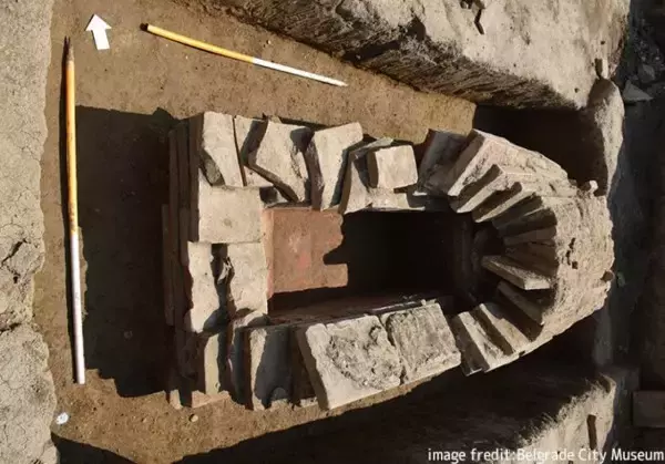 地下駐車場建設工事中に、3世紀ごろの古代ローマ時代の水道橋と豪華な墓が発見される（セルビア）