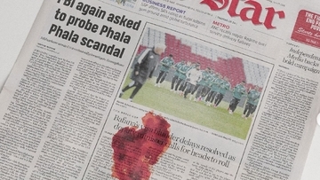 印刷ミスじゃないだと？南アフリカの新聞についてた赤いシミの正体