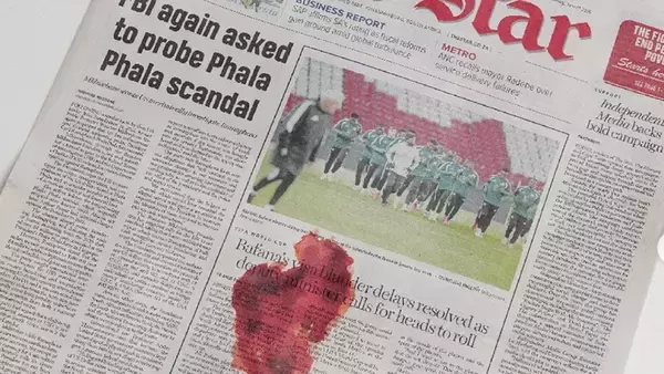 印刷ミスじゃないだと？南アフリカの新聞についてた赤いシミの正体